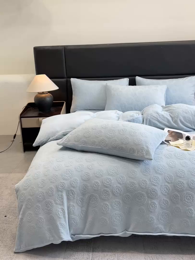 91家纺网 家纺一手货源 找家纺 星座家纺 2025新款牛奶绒雕花四件套 山茶花-蓝