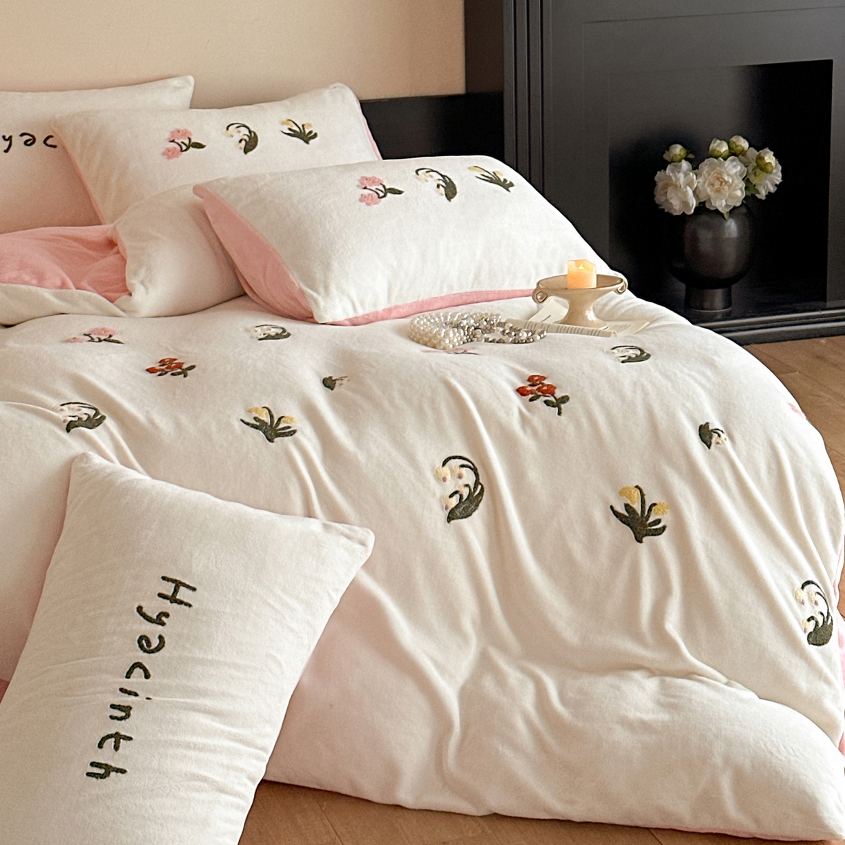 91家纺网 家纺一手货源 找家纺 如一 2025新款田园风毛巾绣牛奶绒四件套 铃兰-白粉