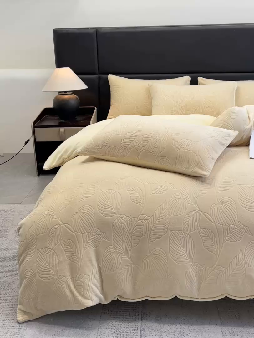 91家纺网 家纺一手货源 找家纺 星座家纺 2025新款牛奶绒雕花四件套 叶语-黄