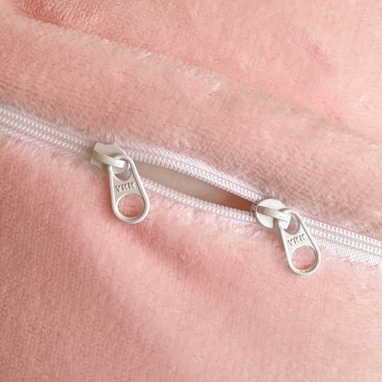 91家纺网 家纺一手货源 找家纺 如一 2025新款田园风毛巾绣牛奶绒四件套 铃兰-白粉