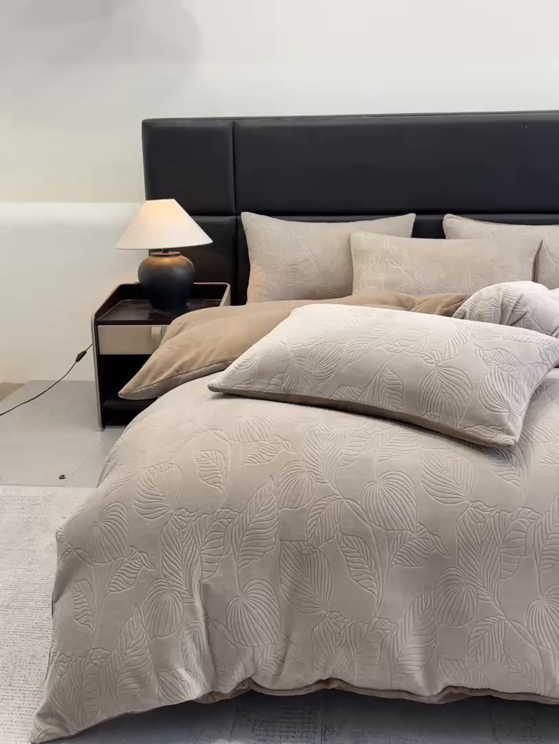 91家纺网 家纺一手货源 找家纺 星座家纺 2025新款牛奶绒雕花四件套 叶语-咖