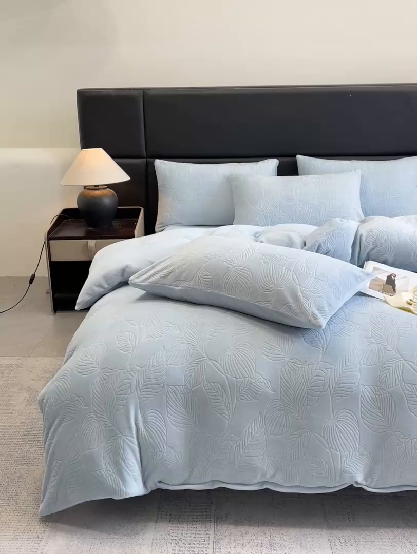 91家纺网 家纺一手货源 找家纺 星座家纺 2025新款牛奶绒雕花四件套 叶语-蓝