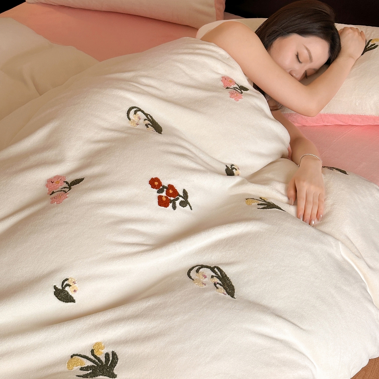 91家纺网 家纺一手货源 找家纺 如一 2025新款田园风毛巾绣牛奶绒四件套 铃兰-白粉