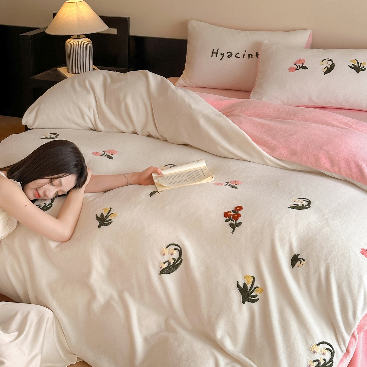 91家纺网 家纺一手货源 找家纺 如一 2025新款田园风毛巾绣牛奶绒四件套 铃兰-白粉