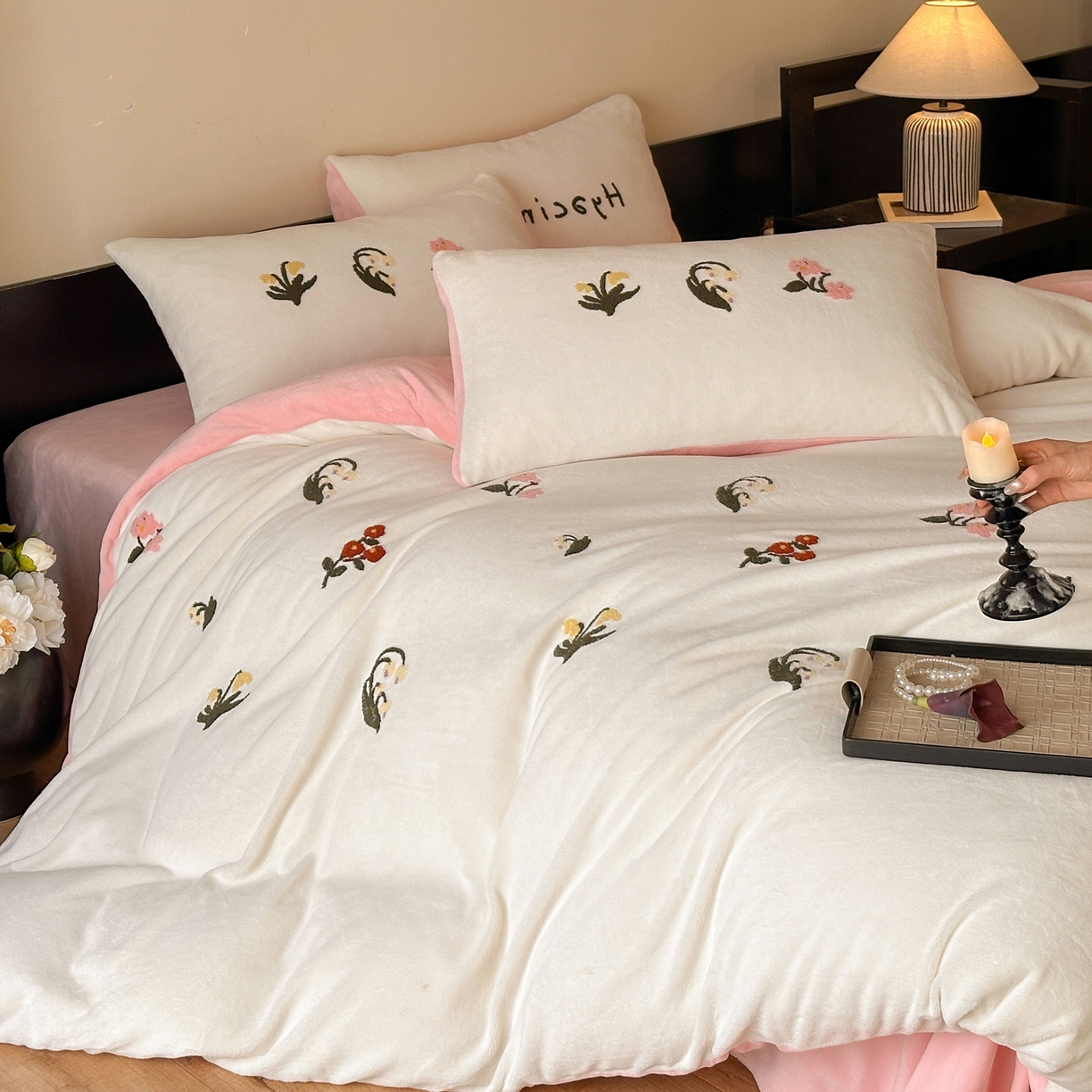 91家纺网 家纺一手货源 找家纺 如一 2025新款田园风毛巾绣牛奶绒四件套 铃兰-白粉