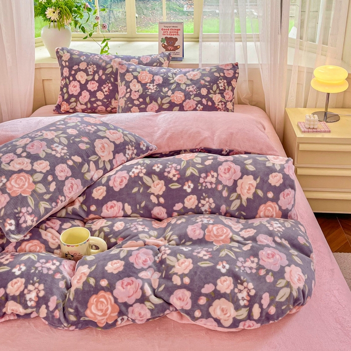 91家纺网 家纺一手货源 找家纺 斯卡诺家纺 2025新款热卖小清新牛奶绒四件套双面绒被套小红书同款 花园秘境-紫