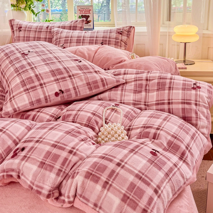 91家纺网 家纺一手货源 找家纺 斯卡诺家纺 2025新款热卖小清新牛奶绒四件套双面绒被套小红书同款 乌梅子酱