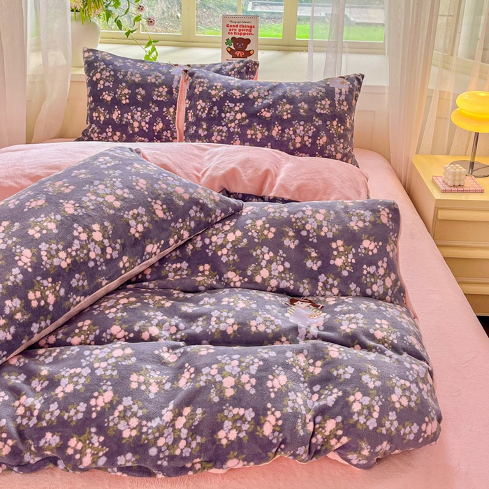 91家纺网 家纺一手货源 找家纺 斯卡诺家纺 2025新款热卖小清新牛奶绒四件套双面绒被套小红书同款 花丛女孩