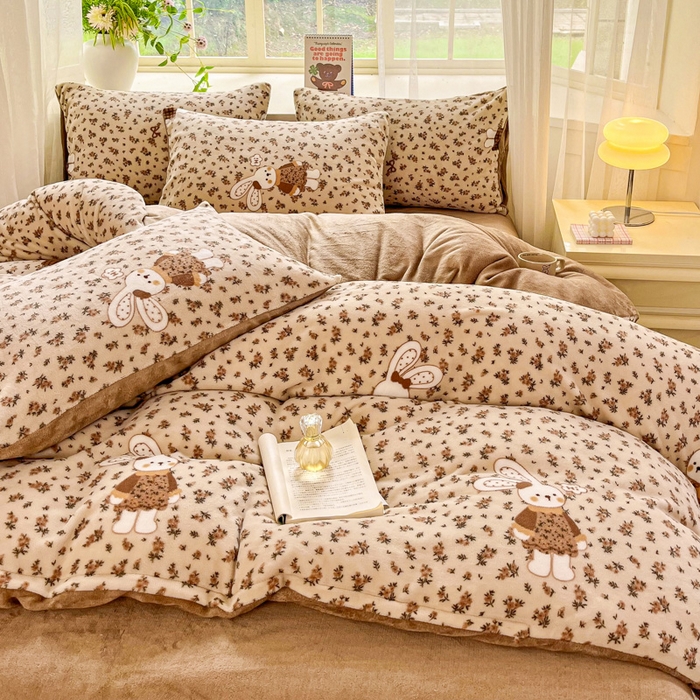 91家纺网 家纺一手货源 找家纺 斯卡诺家纺 2025新款热卖小清新牛奶绒四件套双面绒被套小红书同款 乖乖兔