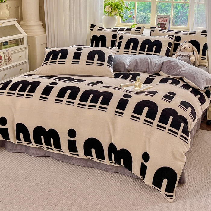 91家纺网 家纺一手货源 找家纺 斯卡诺家纺 2025新款热卖小清新牛奶绒四件套双面绒被套小红书同款 min字母