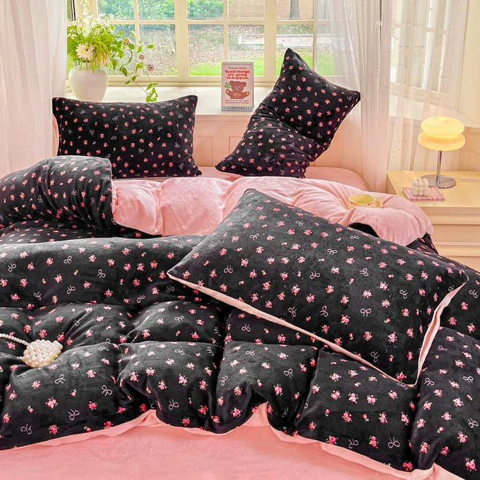 91家纺网 家纺一手货源 找家纺 斯卡诺家纺 2025新款热卖小清新牛奶绒四件套双面绒被套小红书同款 粉玫瑰