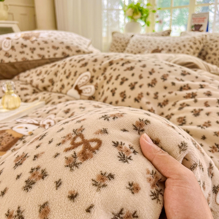 91家纺网 家纺一手货源 找家纺 斯卡诺家纺 2025新款热卖小清新牛奶绒四件套双面绒被套小红书同款 乖乖兔