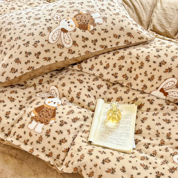 91家纺网 家纺一手货源 找家纺 斯卡诺家纺 2025新款热卖小清新牛奶绒四件套双面绒被套小红书同款 乖乖兔