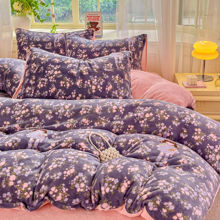 91家纺网 家纺一手货源 找家纺 斯卡诺家纺 2025新款热卖小清新牛奶绒四件套双面绒被套小红书同款 花丛女孩