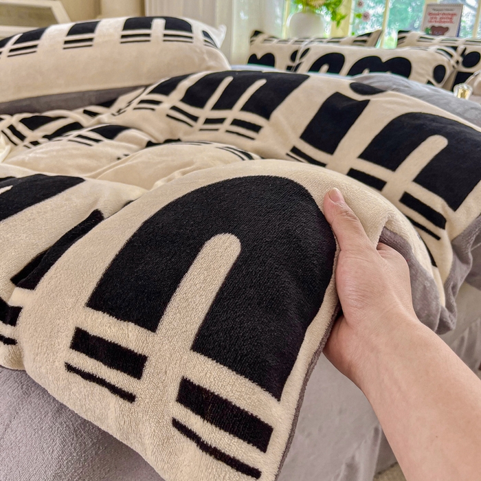 91家纺网 家纺一手货源 找家纺 斯卡诺家纺 2025新款热卖小清新牛奶绒四件套双面绒被套小红书同款 min字母