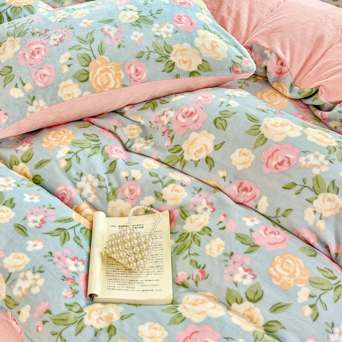 91家纺网 家纺一手货源 找家纺 斯卡诺家纺 2025新款热卖小清新牛奶绒四件套双面绒被套小红书同款 花园秘境-蓝