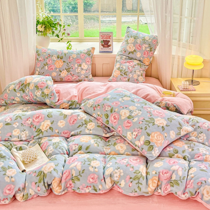 91家纺网 家纺一手货源 找家纺 斯卡诺家纺 2025新款热卖小清新牛奶绒四件套双面绒被套小红书同款 花园秘境-蓝