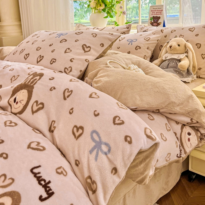 91家纺网 家纺一手货源 找家纺 斯卡诺家纺 2025新款热卖小清新牛奶绒四件套双面绒被套小红书同款 熊布布-咖