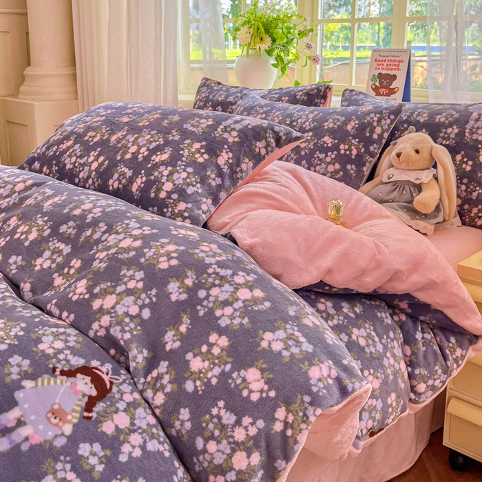 91家纺网 家纺一手货源 找家纺 斯卡诺家纺 2025新款热卖小清新牛奶绒四件套双面绒被套小红书同款 花丛女孩