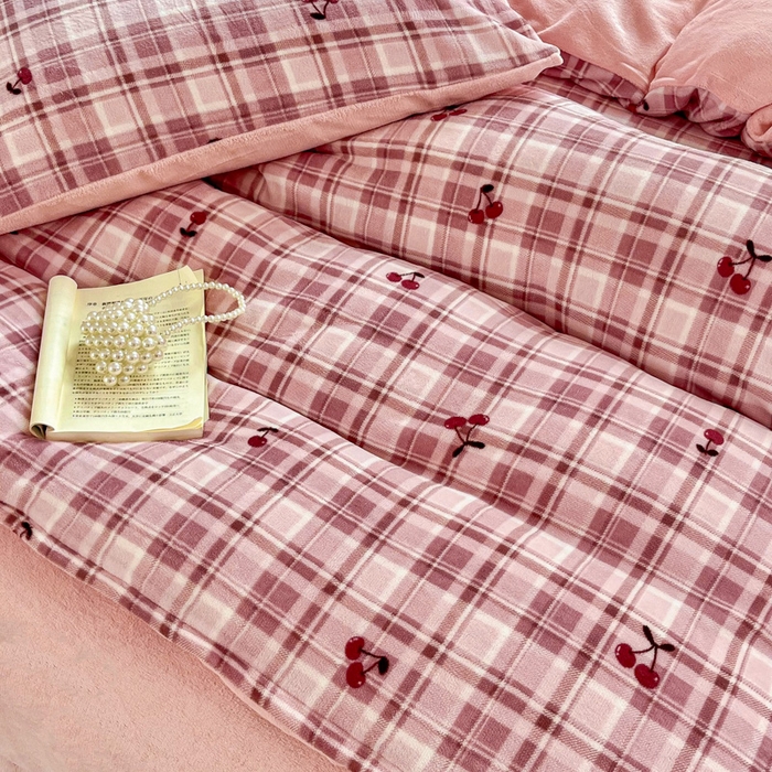 91家纺网 家纺一手货源 找家纺 斯卡诺家纺 2025新款热卖小清新牛奶绒四件套双面绒被套小红书同款 乌梅子酱