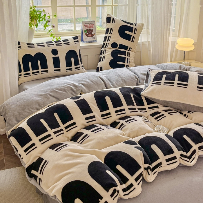 91家纺网 家纺一手货源 找家纺 斯卡诺家纺 2025新款热卖小清新牛奶绒四件套双面绒被套小红书同款 min字母