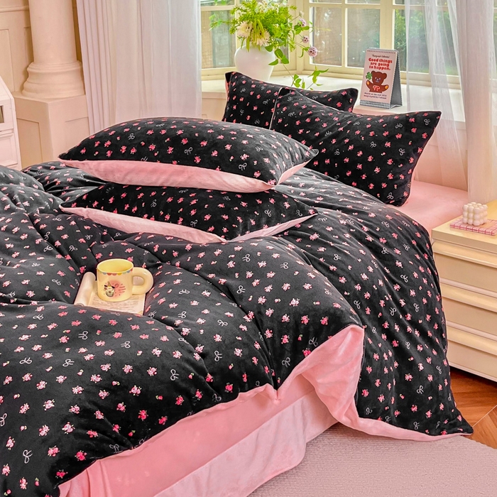 91家纺网 家纺一手货源 找家纺 斯卡诺家纺 2025新款热卖小清新牛奶绒四件套双面绒被套小红书同款 粉玫瑰