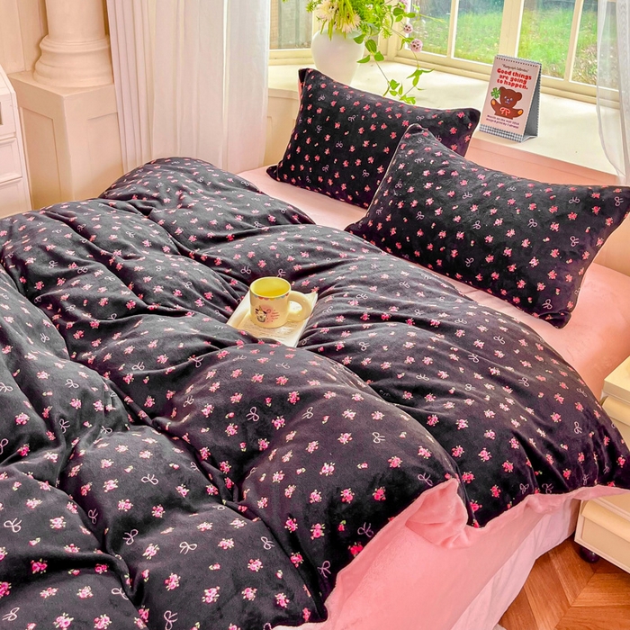 91家纺网 家纺一手货源 找家纺 斯卡诺家纺 2025新款热卖小清新牛奶绒四件套双面绒被套小红书同款 粉玫瑰