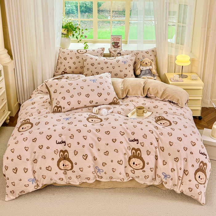 91家纺网 家纺一手货源 找家纺 斯卡诺家纺 2025新款热卖小清新牛奶绒四件套双面绒被套小红书同款 熊布布-咖