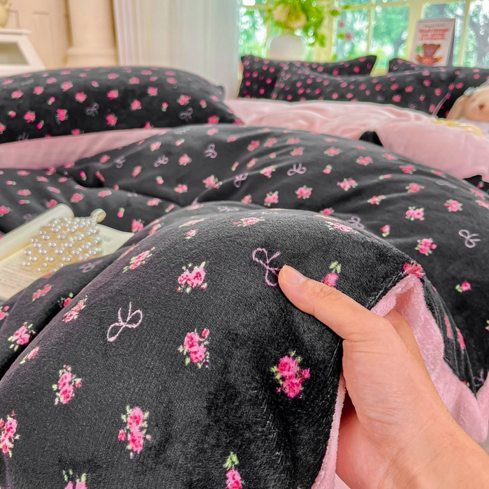 91家纺网 家纺一手货源 找家纺 斯卡诺家纺 2025新款热卖小清新牛奶绒四件套双面绒被套小红书同款 粉玫瑰