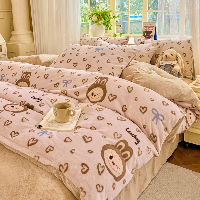 91家纺网 家纺一手货源 找家纺 斯卡诺家纺 2025新款热卖小清新牛奶绒四件套双面绒被套小红书同款 熊布布-咖