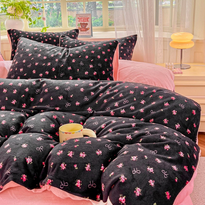 91家纺网 家纺一手货源 找家纺 斯卡诺家纺 2025新款热卖小清新牛奶绒四件套双面绒被套小红书同款 粉玫瑰