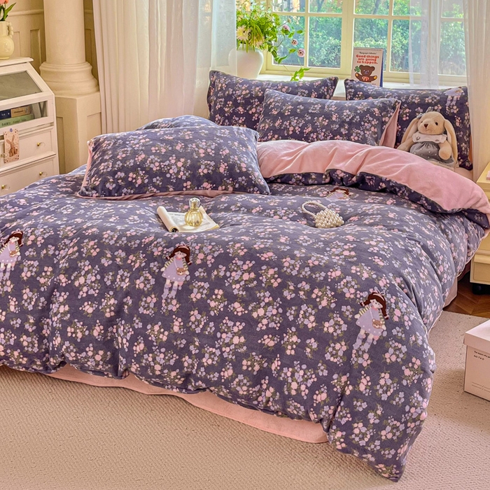 91家纺网 家纺一手货源 找家纺 斯卡诺家纺 2025新款热卖小清新牛奶绒四件套双面绒被套小红书同款 花丛女孩