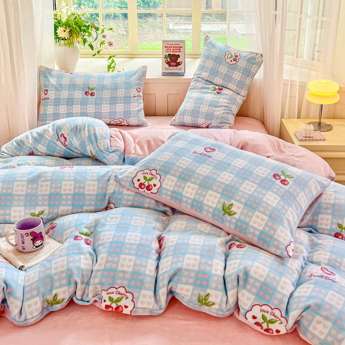 91家纺网 家纺一手货源 找家纺 斯卡诺家纺 2025新款热卖小清新牛奶绒四件套双面绒被套小红书同款 爱心樱桃