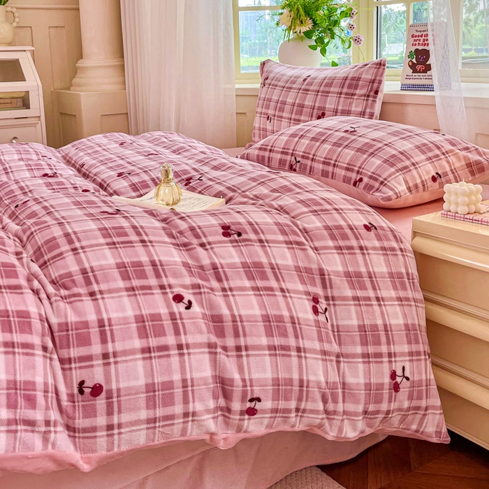 91家纺网 家纺一手货源 找家纺 斯卡诺家纺 2025新款热卖小清新牛奶绒四件套双面绒被套小红书同款 乌梅子酱