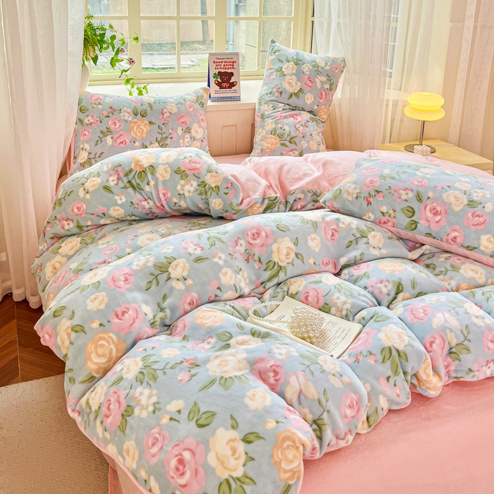 91家纺网 家纺一手货源 找家纺 斯卡诺家纺 2025新款热卖小清新牛奶绒四件套双面绒被套小红书同款 花园秘境-蓝