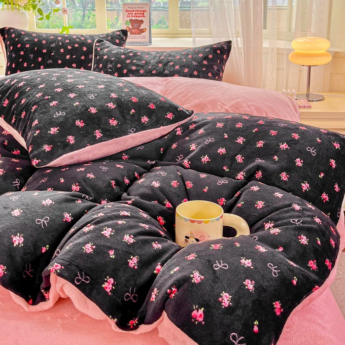 91家纺网 家纺一手货源 找家纺 斯卡诺家纺 2025新款热卖小清新牛奶绒四件套双面绒被套小红书同款 粉玫瑰