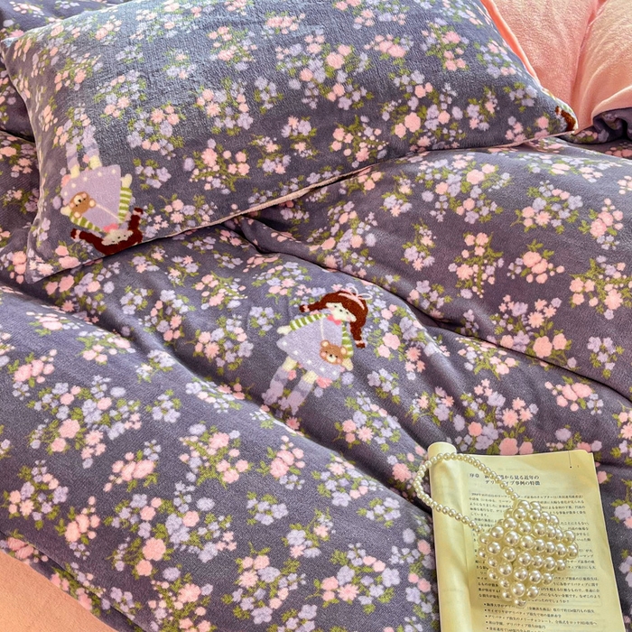 91家纺网 家纺一手货源 找家纺 斯卡诺家纺 2025新款热卖小清新牛奶绒四件套双面绒被套小红书同款 花丛女孩