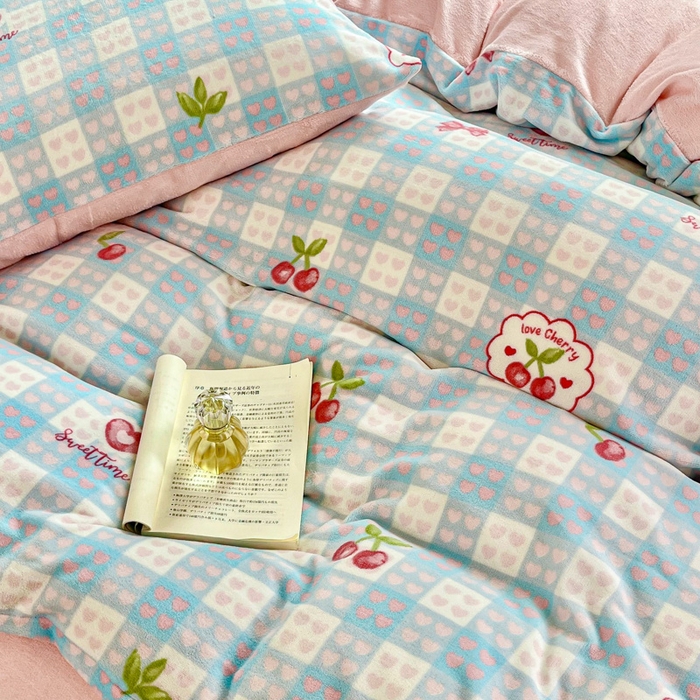 91家纺网 家纺一手货源 找家纺 斯卡诺家纺 2025新款热卖小清新牛奶绒四件套双面绒被套小红书同款 爱心樱桃