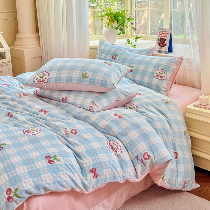 91家纺网 家纺一手货源 找家纺 斯卡诺家纺 2025新款热卖小清新牛奶绒四件套双面绒被套小红书同款 爱心樱桃