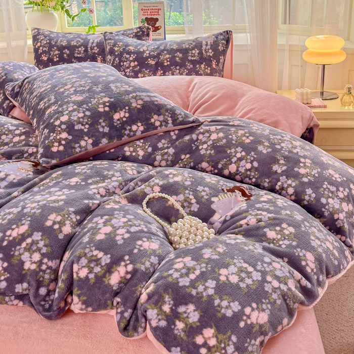 91家纺网 家纺一手货源 找家纺 斯卡诺家纺 2025新款热卖小清新牛奶绒四件套双面绒被套小红书同款 花丛女孩