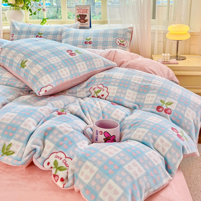 91家纺网 家纺一手货源 找家纺 斯卡诺家纺 2025新款热卖小清新牛奶绒四件套双面绒被套小红书同款 爱心樱桃