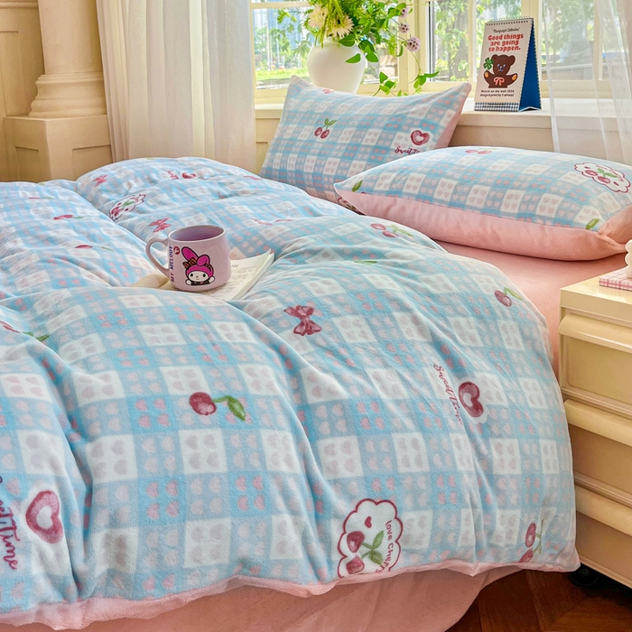 91家纺网 家纺一手货源 找家纺 斯卡诺家纺 2025新款热卖小清新牛奶绒四件套双面绒被套小红书同款 爱心樱桃