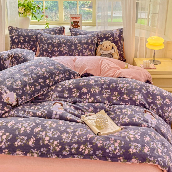 91家纺网 家纺一手货源 找家纺 斯卡诺家纺 2025新款热卖小清新牛奶绒四件套双面绒被套小红书同款 花丛女孩