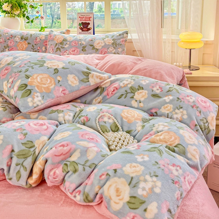 91家纺网 家纺一手货源 找家纺 斯卡诺家纺 2025新款热卖小清新牛奶绒四件套双面绒被套小红书同款 花园秘境-蓝