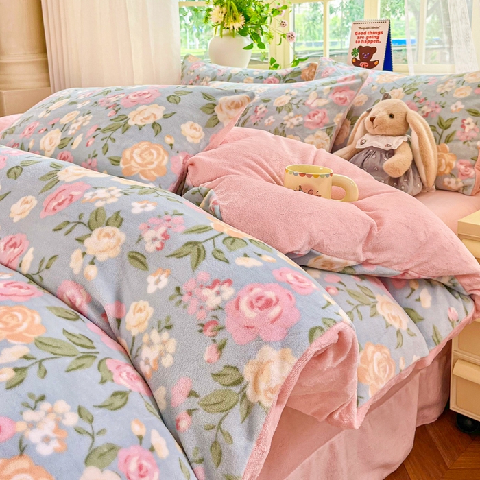 91家纺网 家纺一手货源 找家纺 斯卡诺家纺 2025新款热卖小清新牛奶绒四件套双面绒被套小红书同款 花园秘境-蓝