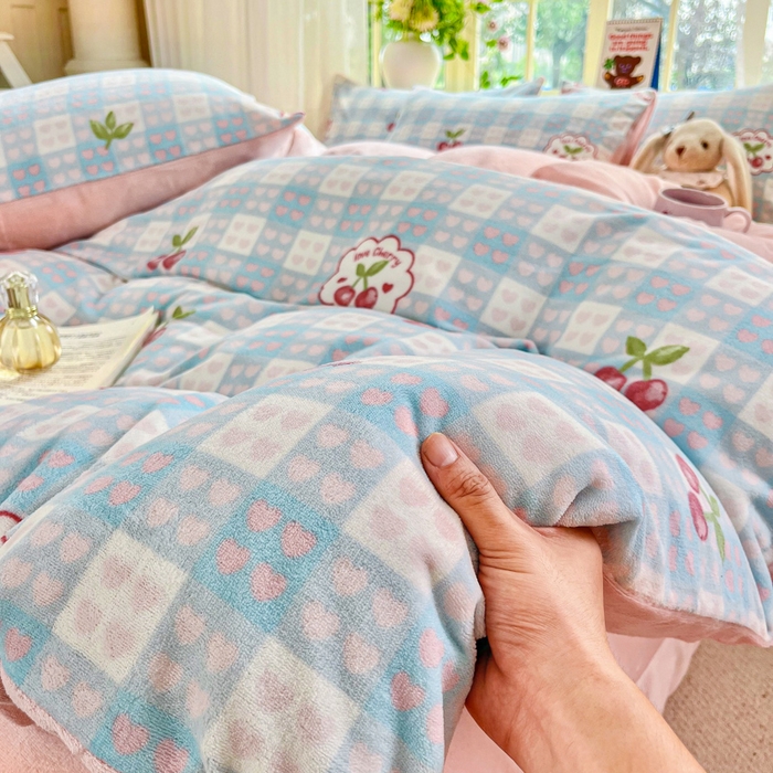 91家纺网 家纺一手货源 找家纺 斯卡诺家纺 2025新款热卖小清新牛奶绒四件套双面绒被套小红书同款 爱心樱桃