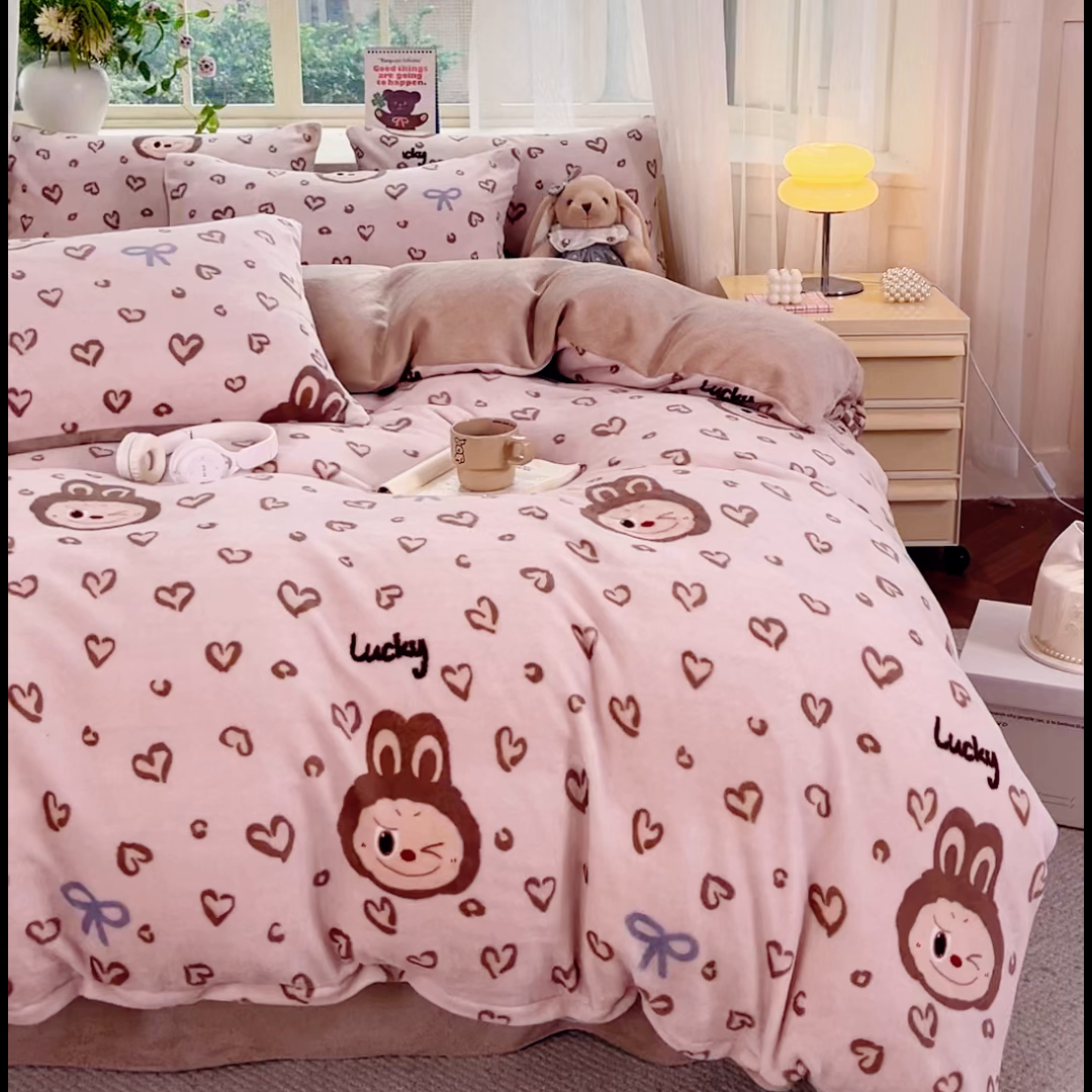 91家纺网 家纺一手货源 找家纺 斯卡诺家纺 2025新款热卖小清新牛奶绒四件套双面绒被套小红书同款 熊布布-咖