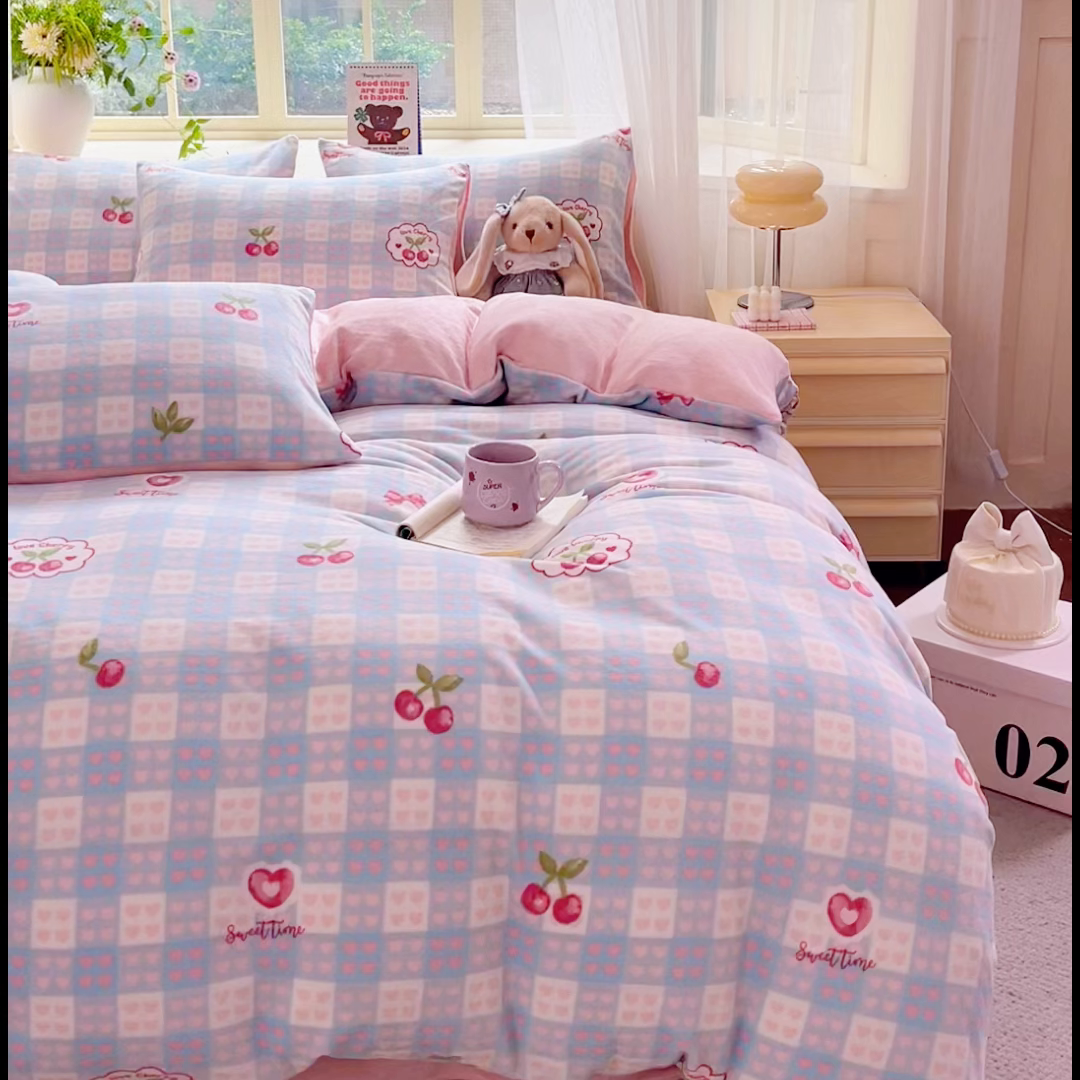 91家纺网 家纺一手货源 找家纺 斯卡诺家纺 2025新款热卖小清新牛奶绒四件套双面绒被套小红书同款 爱心樱桃