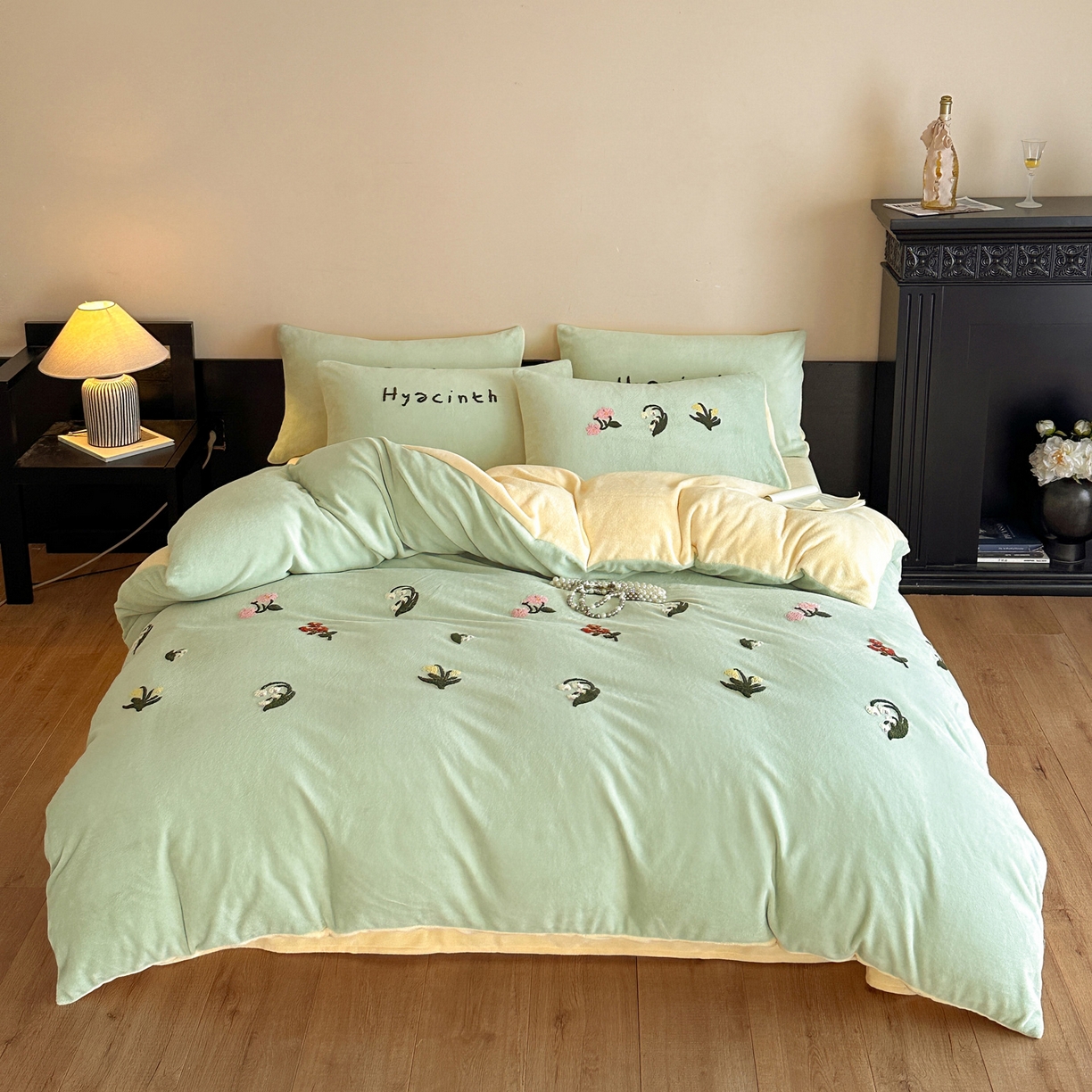 91家纺网 家纺一手货源 找家纺 如一 2025新款田园风毛巾绣牛奶绒四件套 铃兰-绿黄