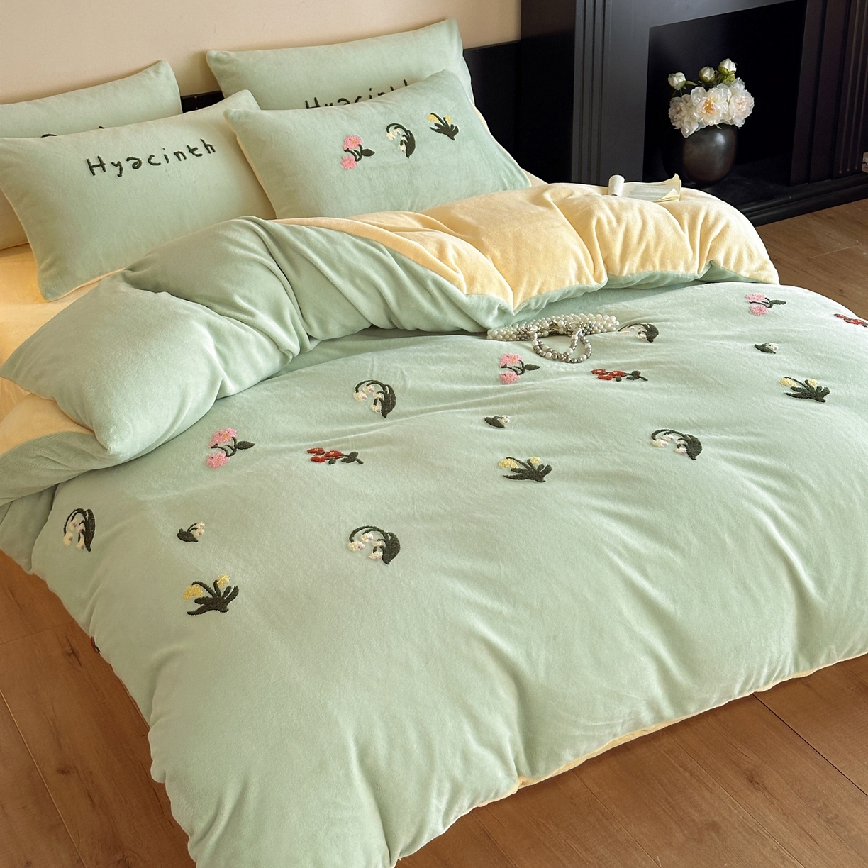 91家纺网 家纺一手货源 找家纺 如一 2025新款田园风毛巾绣牛奶绒四件套 铃兰-绿黄